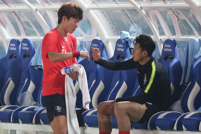 바레인전서 ‘해트트릭’ 기록한 황의조 보자마자 ‘하이파이브’한 손흥민