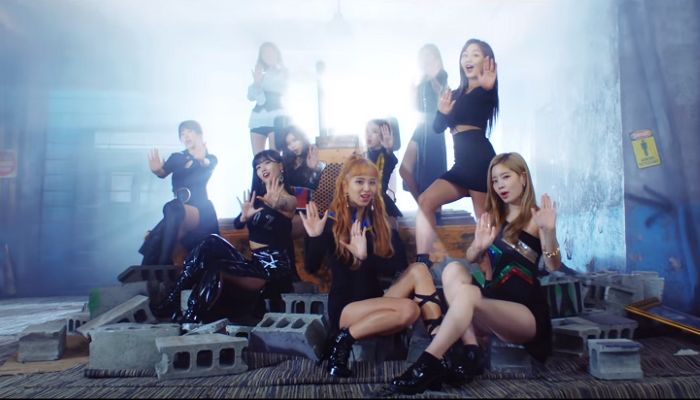 일본 신곡 ‘BDZ’서 섹시한 ‘여전사’로 변신한 트와이스