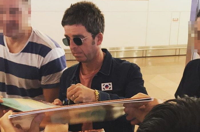 왼쪽 가슴에 ‘태극기’ 붙이고 일본 공항에 도착한 노엘 갤러거