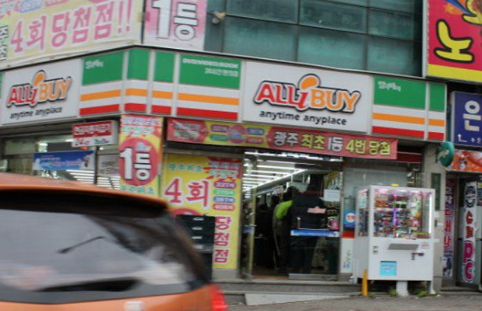 삼각김밥 사고 만화책도 빌릴 수 있는 24시 만화방 편의점 ‘알리바이’