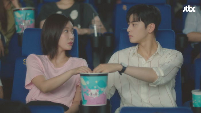 팝콘 먹다 차은우랑 손 닿을까 봐 신개념 ‘철벽 방어 스킬’ 선보인 임수향