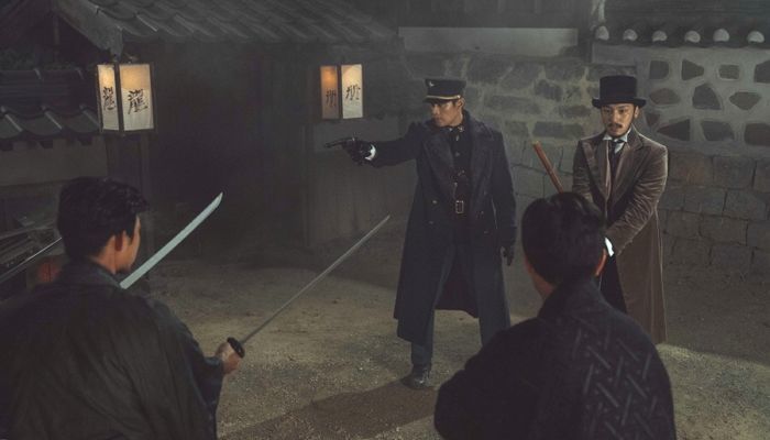 “쳐다보지 마”···다친 변요한 쏘아보며(?) 치료해주는 ‘츤데레’ 이병헌