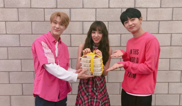 치킨무 선물 받고 입 헤벌쭉해진 ‘치킨무 덕후’ 여자아이들 우기