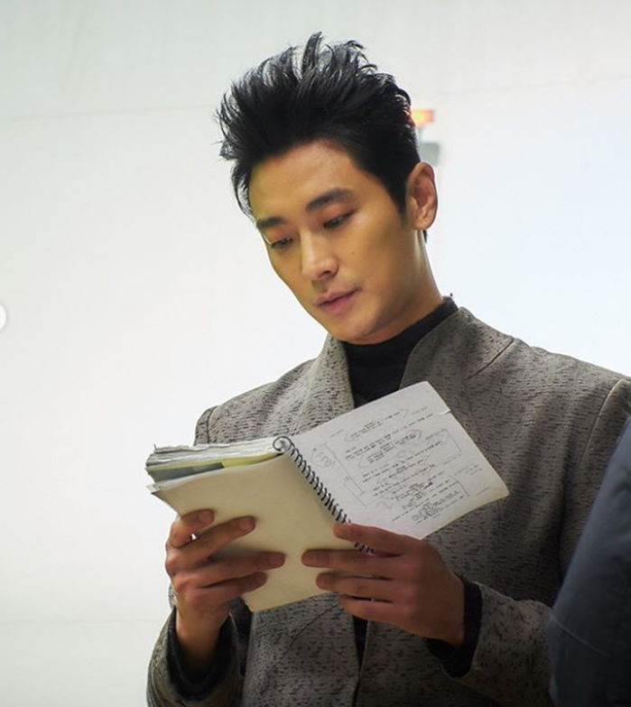 알고 보면 쉬는 시간에도 ‘대본’ 놓지 않는 ‘노력파’ 주지훈