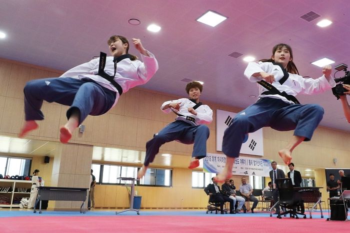 ‘태권도 품새 대표팀’ 콘서트에 초대한 ‘마마무’