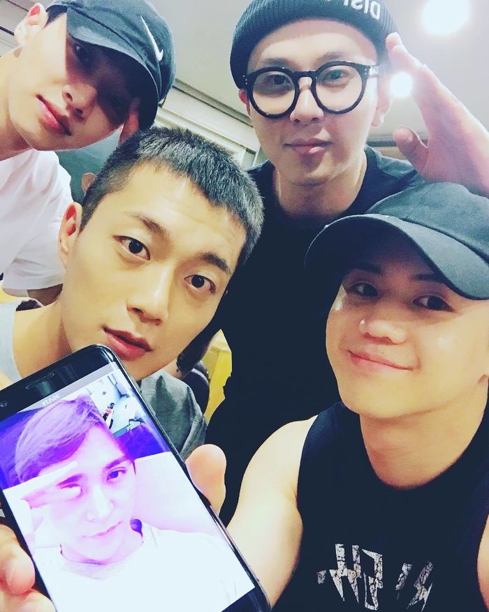 오늘(24일) 입대하는 윤두준, 삭발 머리 깜짝 공개