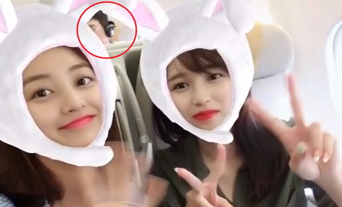 ‘트와이스’ 지효·미나 비행기 뒷좌석에 앉은 남자의 정체