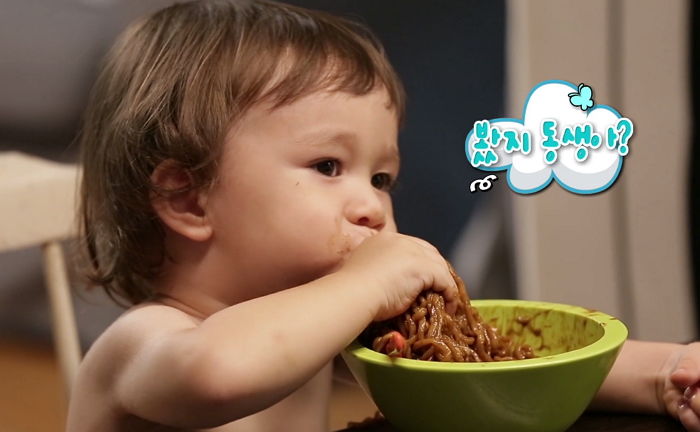 맨손으로 짜장면 집어 들고 ‘폭풍 흡입’하는 ‘귀요미’ 윌리엄