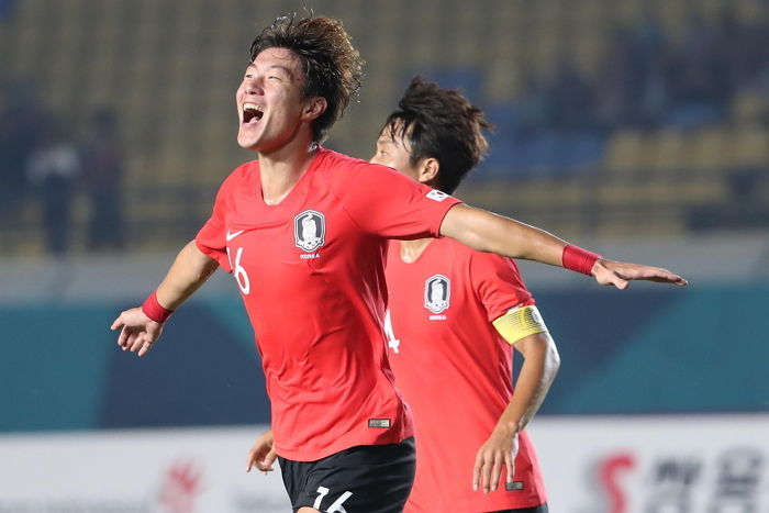 284분간 5골 때려 넣으며 ‘인맥 축구’ 논란 말끔히 지운 ‘갓’ 황의조