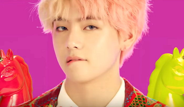 신곡 뮤비서 ‘핑크 머리’하고 ‘남신’ 비주얼 완성한 방탄 뷔