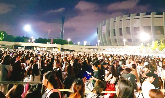 콘서트 굿즈 구매 위해 어제(24일)부터 잠실 점령 중인 방탄소년단 팬들