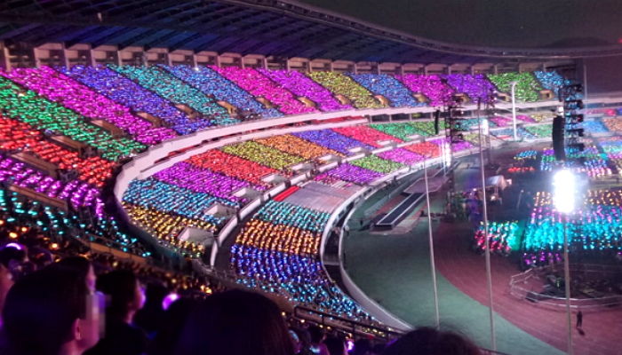 잠실 주경기장을 ‘무지개색’으로 물들게 만든 전 세계 ‘방탄’ 팬들