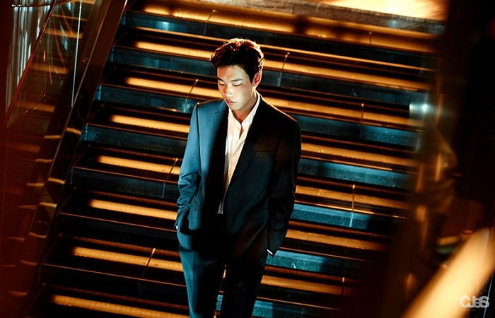 단추 두 개 푼 검정 슈트 입고 ‘퇴폐미’ 정석 보여준 류준열