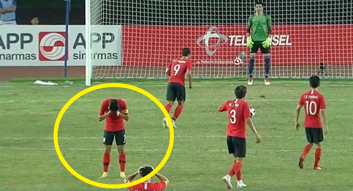 페널티킥 차는 황희찬 보지 못하고 뒤돌아 고개숙인 손흥민