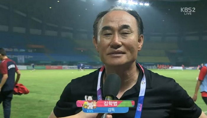‘연장 혈투’ 끝에 승리 얻어내고 인터뷰 중 눈물 쏟은 김학범 감독