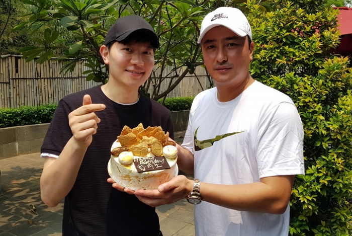 해트트릭으로 승리 이끈 황의조에게 ‘금빛’ 케이크 선물한 안정환·김정근
