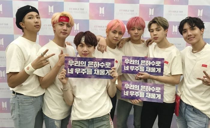 팬들이 ‘잘생긴 얼굴’ 감상할 수 있도록 ‘반다나’로 앞머리 올린 방탄 진