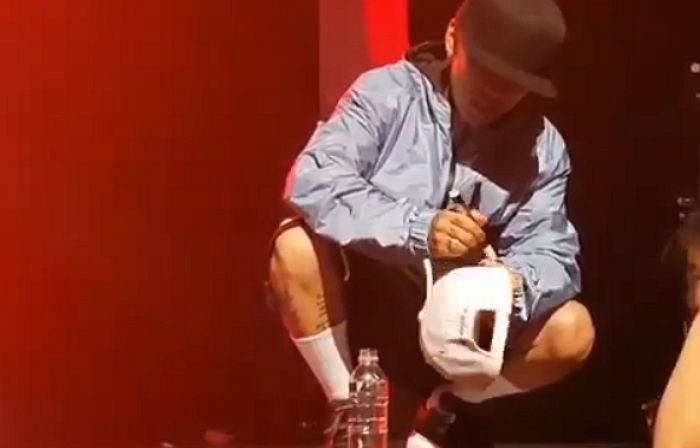 자기 브랜드 옷 입고 공연 보러 온 꼬마 팬에게 ‘현금’ 선물한 도끼