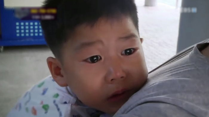 희소병으로 대변 볼 수 없어 매일 기저귀 차야 하는 6살 성현이