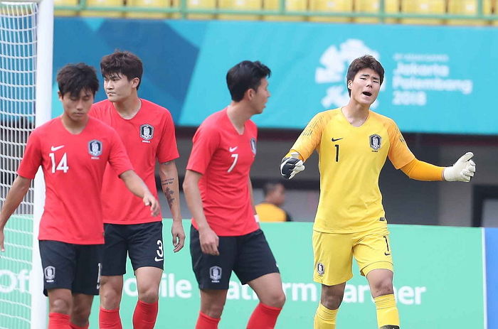 경기 끝나고 그라운드 달려가 동생 송범근부터 안아준 조현우