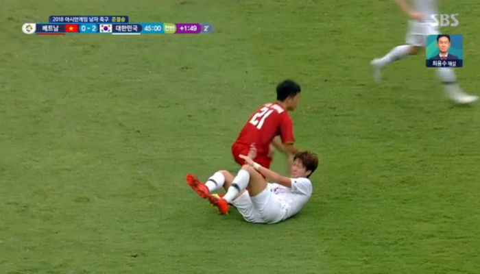 전반전 내내 위험한 태클 계속 시도하며 한국 선수들 쓰러트린 베트남 선수들