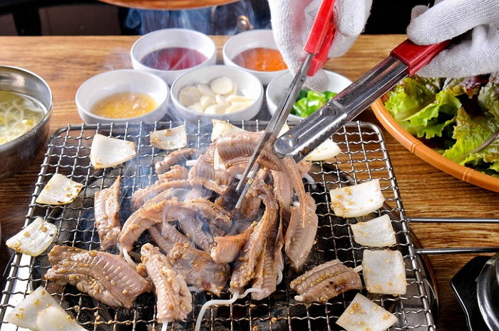 비오는 날 술안주로 자주 먹는 ‘곰장어’의 충격적(?) 진실