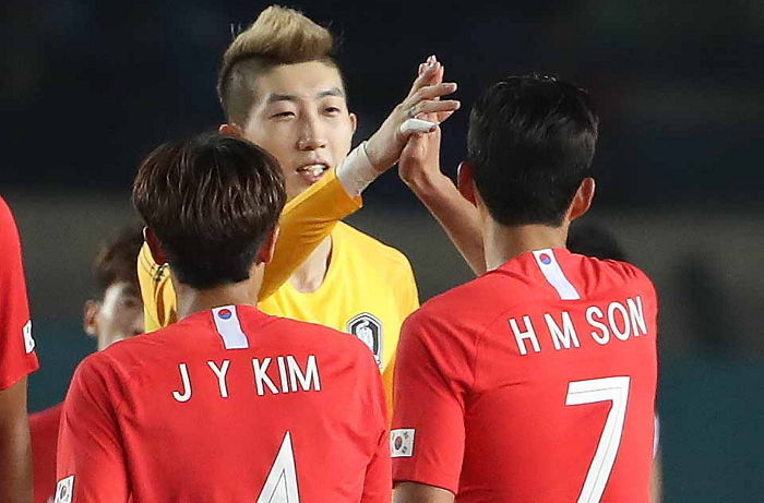 ‘무릎 부상’에도 끝까지 골문지켜 한국 대표팀 승리 이끈 ‘빛현우’