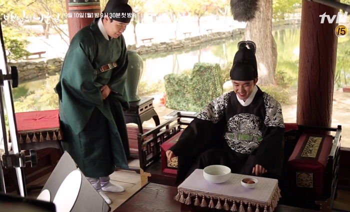 근엄한 연기 하다 NG 나자 귀엽게 배시시 웃는 ‘백일의 낭군님’ 도경수