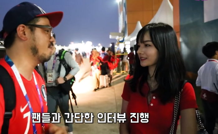 4강 탈락해 슬퍼하면서도 한국 선수들에 ‘파이팅’ 외쳐준 베트남 여성팬
