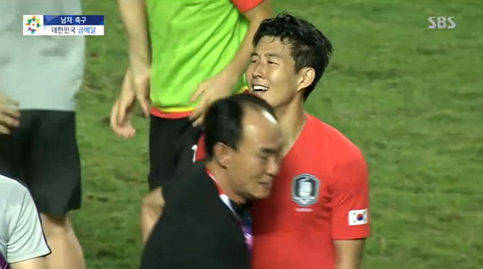 ‘금메달’ 확정 짓자 고생한 선수들 안아주며 ‘감격의 눈물’ 흘린 김학범 감독