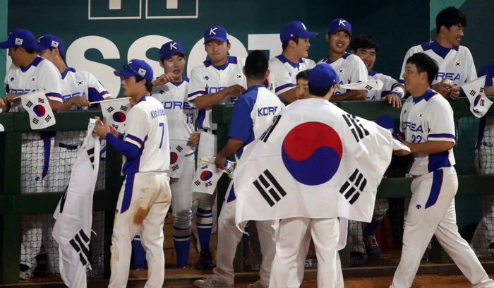 “야구도 이겼다!”…일본 3-0으로 꺾고 아시안게임 ‘금메달’ 딴 한국 야구 대표팀