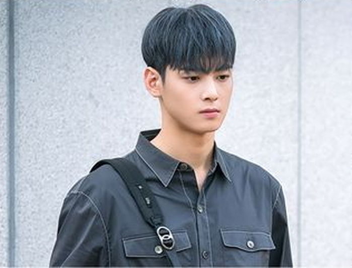 “웹툰과 싱크로율 100%” ‘회색 아기 고양이’로 완벽 변신한 차은우