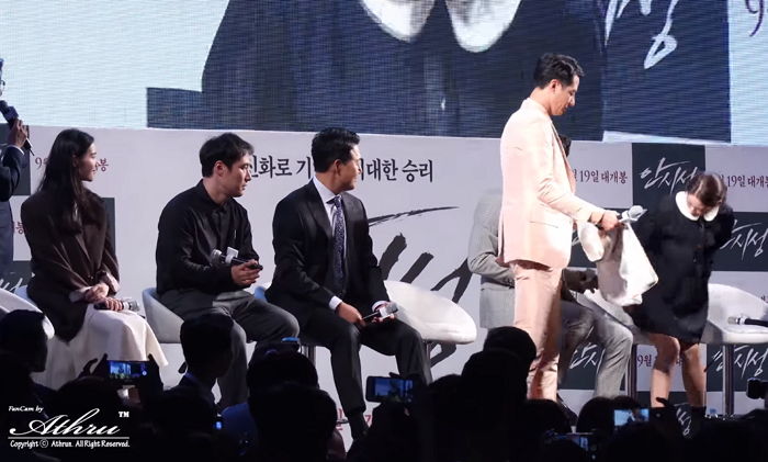 ‘짧은 치마’ 입은 설현 불편할까 봐 직접 ‘무릎 담요’ 덮어준 조인성