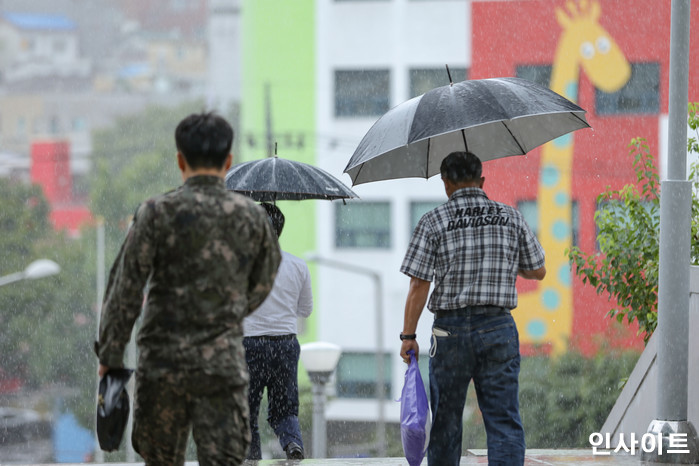 토요일인 오늘(1일) 전국 곳곳 비 소식···제주도 ‘폭우’ 몰아친다