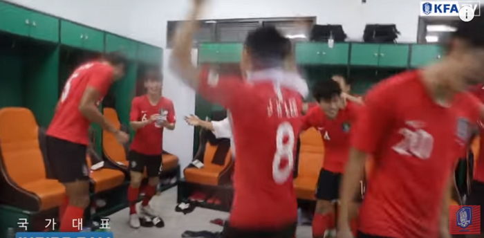 결승전서 일본 이기고 너무 신나 폴짝폴짝 뛰는 한국 대표팀 라커룸 상황