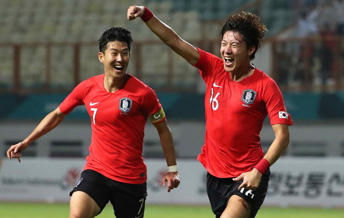 한일 결승전 0-0 상황에서 황희찬 ‘니킥’ 반칙을 본 최용수의 반응
