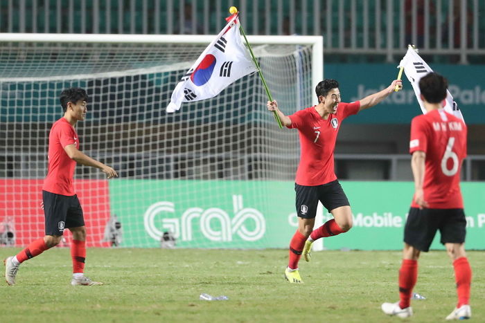 일본 꺾고 우승 확정되자 ‘태극기’ 들고 경기장 질주한 ‘대한민국’ 선수들