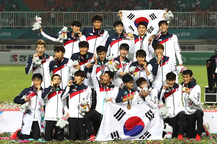 금메달 시상식서 델레 알리 초특급 ‘인싸’ 세레모니 따라 한 축구 대표팀