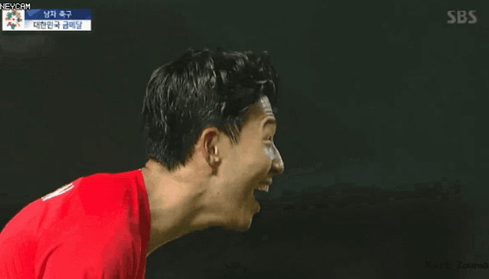 “왜 울어~” 눈물 흘리는 동생 조유민 품에 안아주는 ‘원조 울보’ 손흥민