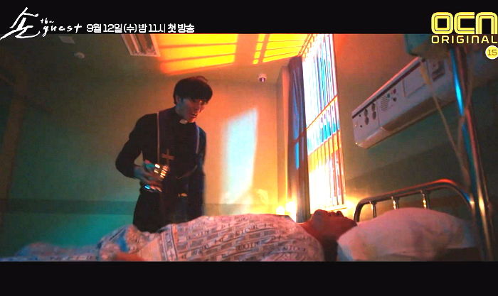 악령 쫓는 ‘퇴마 의식’하다 피 토하는 ‘손 the guest’ 김재욱