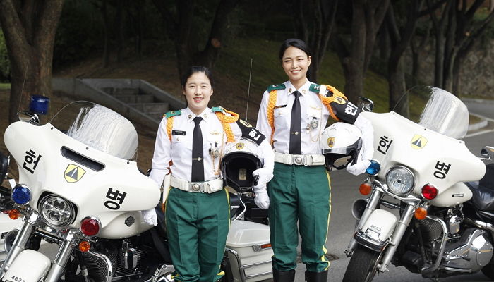 온몸 피멍 들도록 훈련해 여군 최초 ‘헌병 모터사이클’ 승무원된 김유경 중위·장수아 중사