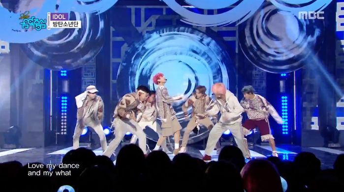 경이로울 정도의 ‘칼군무’ 선보이며 ‘완벽 미모’ 뽐낸 방탄