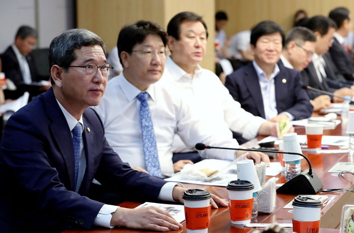 “청년들 편히 살려고 출산 기피, 아이 낳으면 집 주자”는 ‘한국당’ 의원