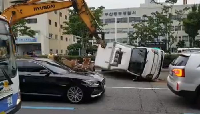 지나가다 쓰러진 트럭 보고 일으켜주고 간 ‘센스甲’ 부산 포크레인 기사