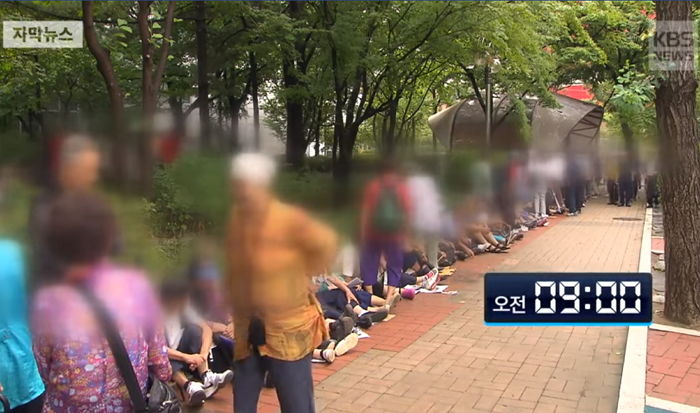 “이거라도 받아야지...” 단돈 500원 위해 굽은 허리로 새벽 4시부터 줄서는 노인들
