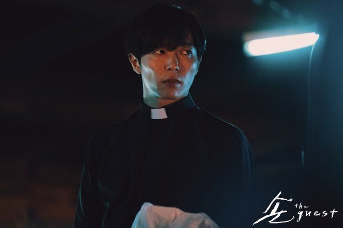 어제자 ‘손: The Guest’서 사제복 입고 ‘퇴폐미’ 폭발한 김재욱