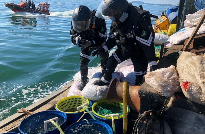 해역 침범해 물고기 쓸어가는 ‘불법 어선’을 폭파시켜버린 장관