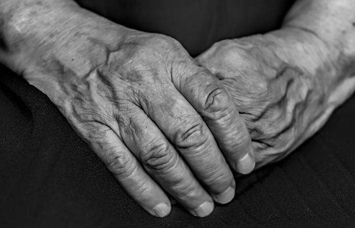 술 마시다 ‘90세 어머니’ 목 졸라 죽인 아들 ‘징역 16년→10년’으로 감형한 법원