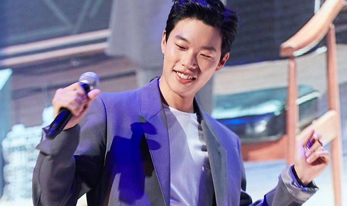 팬미팅서 방탄소년단 ‘아이돌’ 칼군무(?) 선보인 류준열