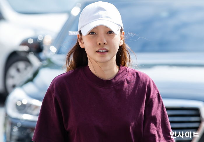 목에 ‘밴드’ 덕지덕지 붙이고 ‘멍투성이’ 팔 드러낸 채 경찰 출두한 구하라